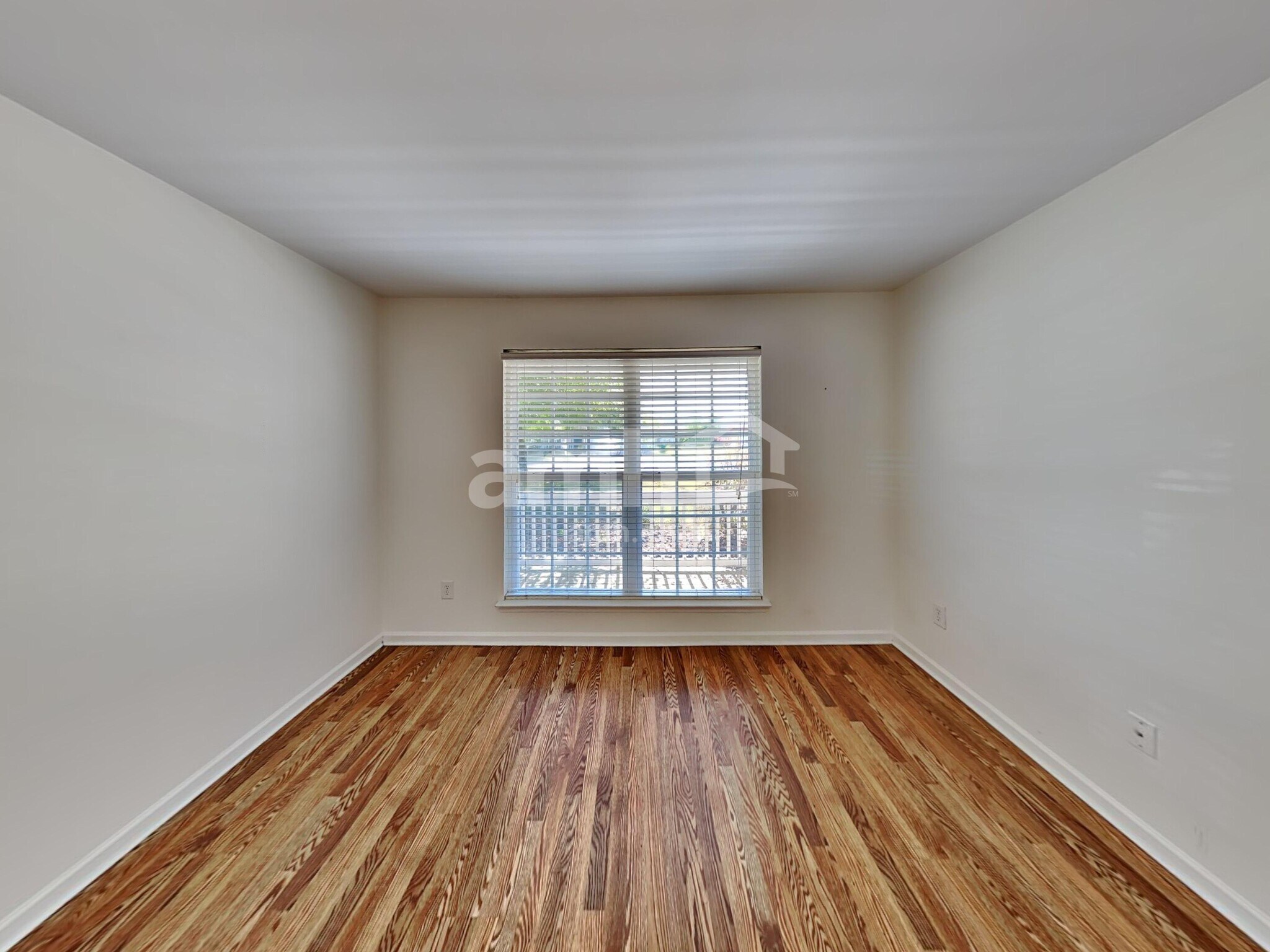 Building Photo - 1042 Vanguard Dr