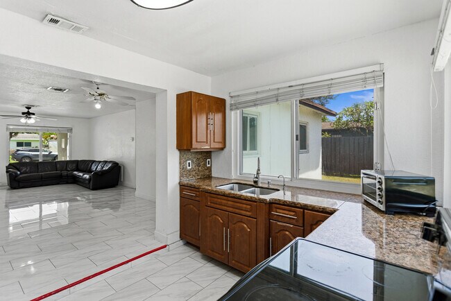 Building Photo - 2748 SW 46th Ct