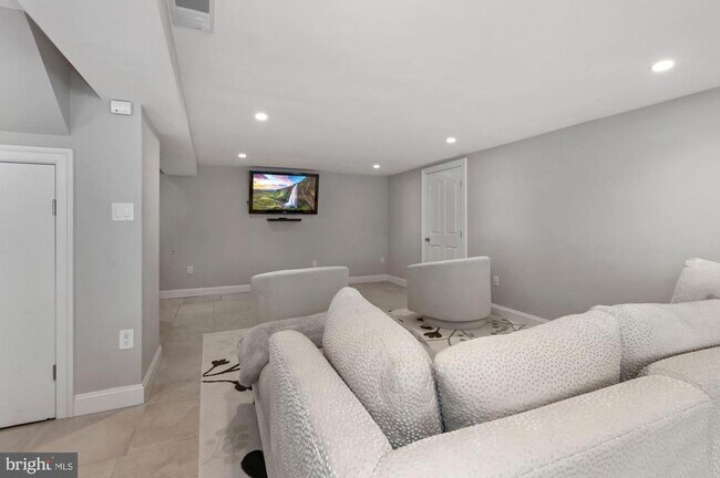 Building Photo - 6005 Selvyn Rd