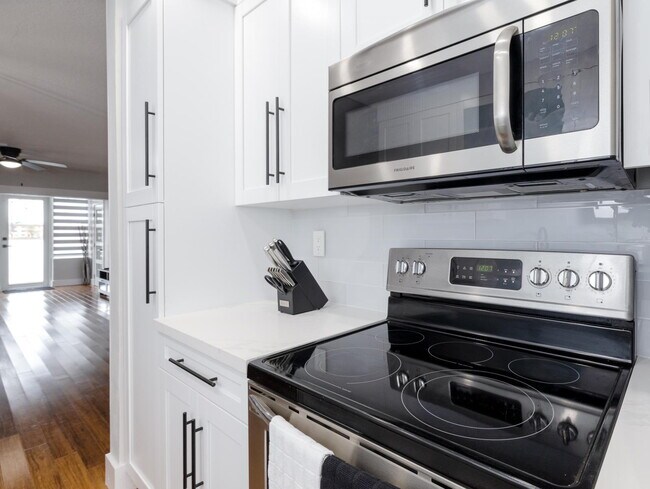 Building Photo - Fully Remodeled & Furnished 1 Bedroom Condo