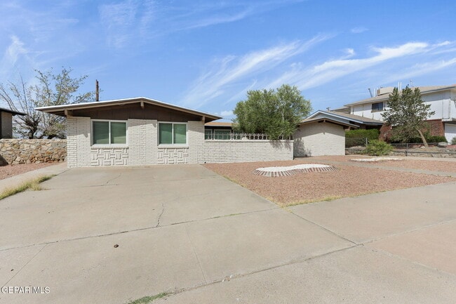 Building Photo - 4871 Los Reales Dr
