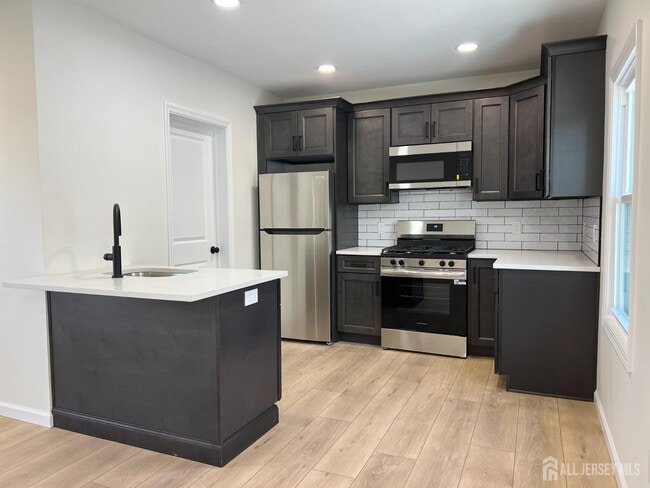 Building Photo - 33 Obert St