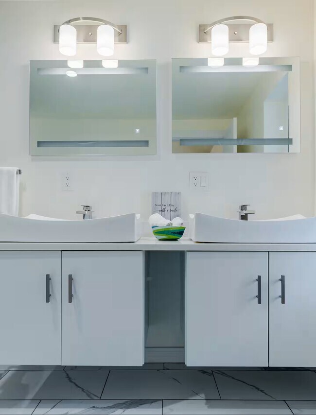 Master Bath - 45 Hawthorne St