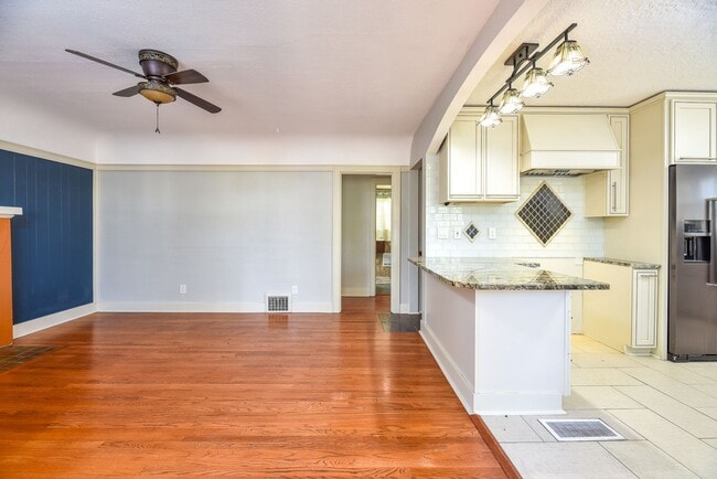 Building Photo - 4 Bedroom 2 Bathroom Home in Salem