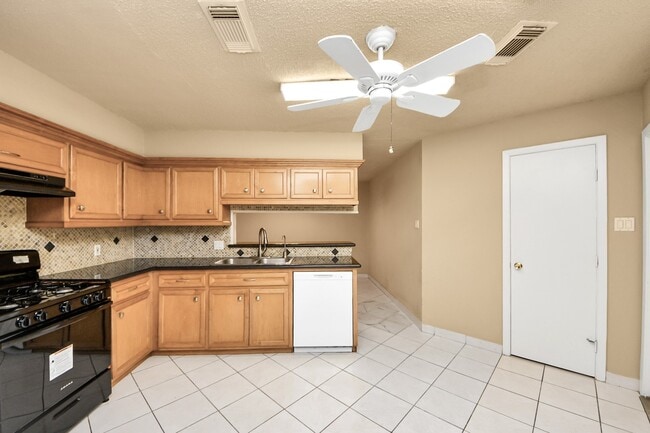 Building Photo - 10711 Forest Leaf Dr