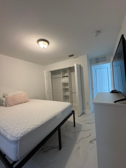 Primary Photo - 16363 SW 61st Ln