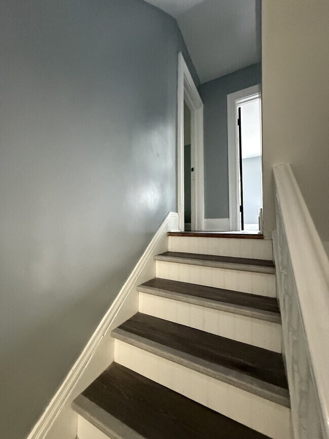 Building Photo - 404 S Beech St