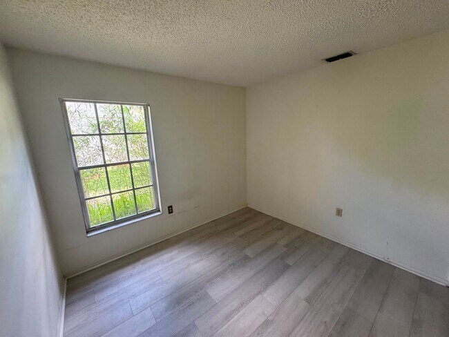 Building Photo - Spacious Lakeland 3-Bedroom Home with 2-Car Garage & Large Driveway