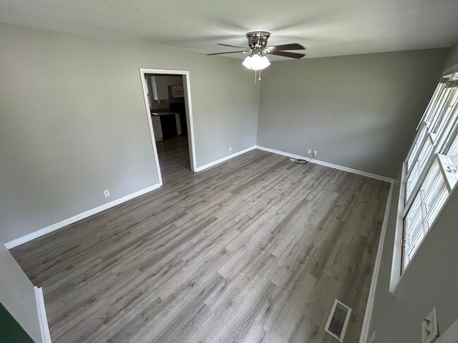 Building Photo - 3br 1.5 BA with fence