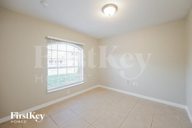 Building Photo - 652 Keller St E