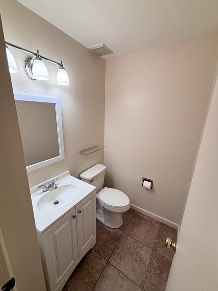 Building Photo - 13933 E Oxford Pl