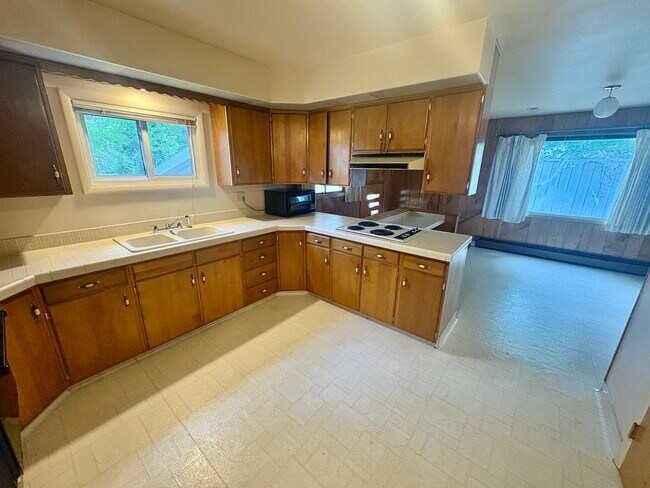 Building Photo - 4 Bedroom 2 Bathroom Furnished Rental