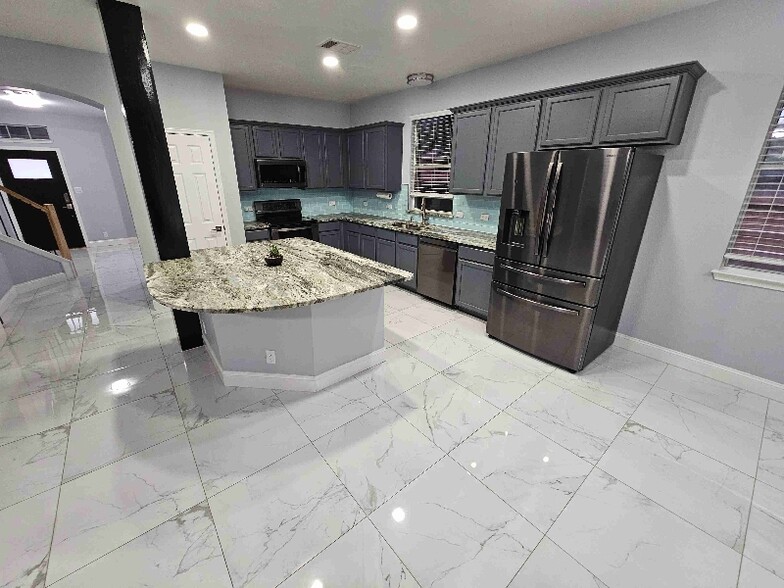 Building Photo - 204 Frontier Cove