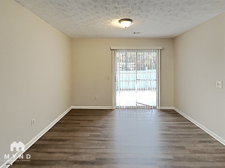 Building Photo - 2101 Mallard Way