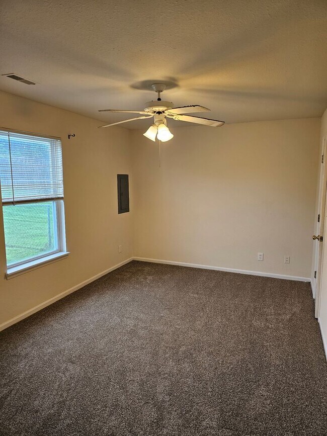 Building Photo - 4409-11 Derby Ridge Dr