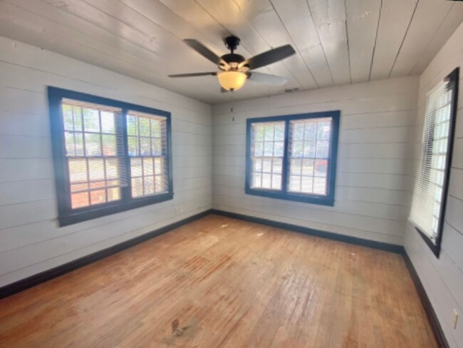 Building Photo - Available Now - 2 bed 1 bath near Texas Te...