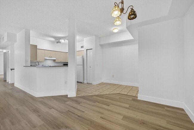 Building Photo - 340 Crestwood Cir