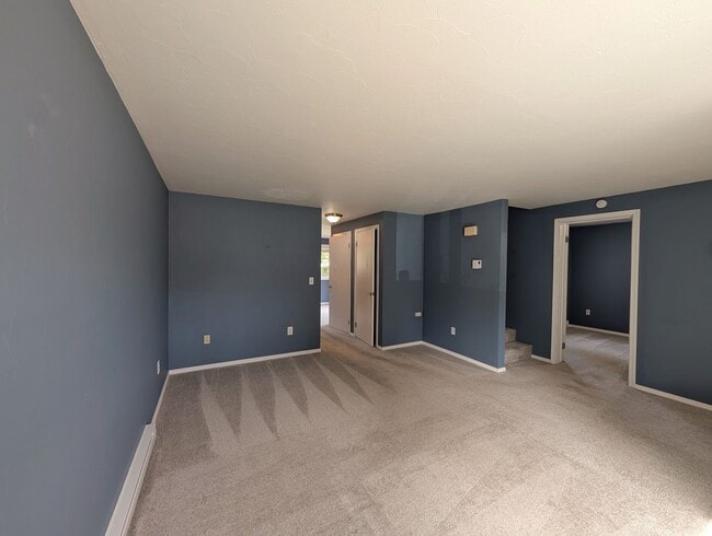 Building Photo - Valley Townhome, 3BD/1.5BA, Fully Fenced Y...