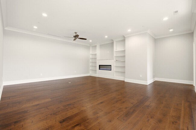 Building Photo - 6600 Seminary Woods Pl