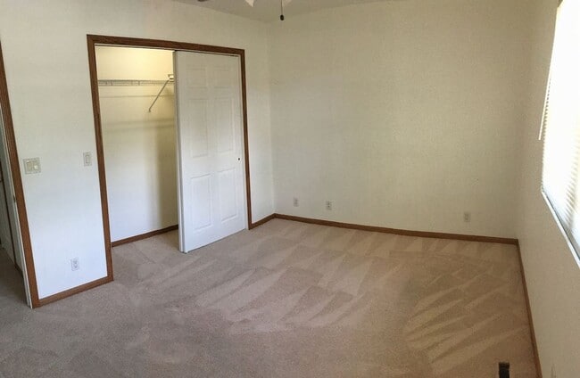 Building Photo - Main level living, brick duplex in quiet N...