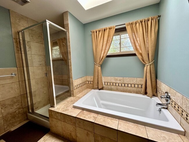 Building Photo - Beautiful 5 Bedroom Home with Large Private Yard