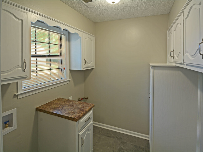 Building Photo - 4 Bed, 3 Bath. In Cordova Near Rockcreek P...
