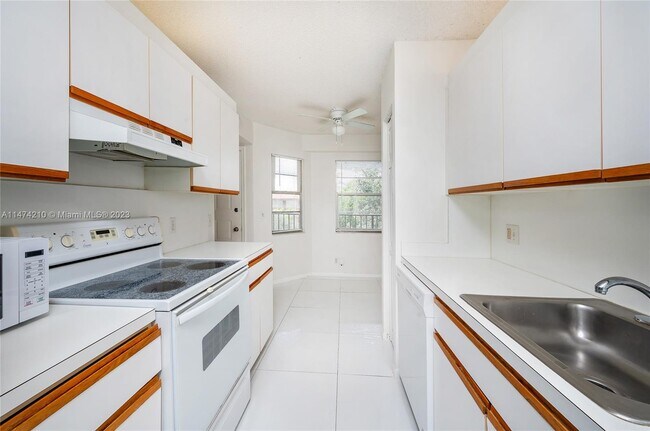 Building Photo - 1251 SW 125th Ave