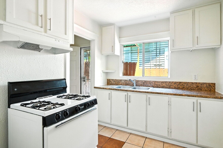 Building Photo - 3305 W 27th St