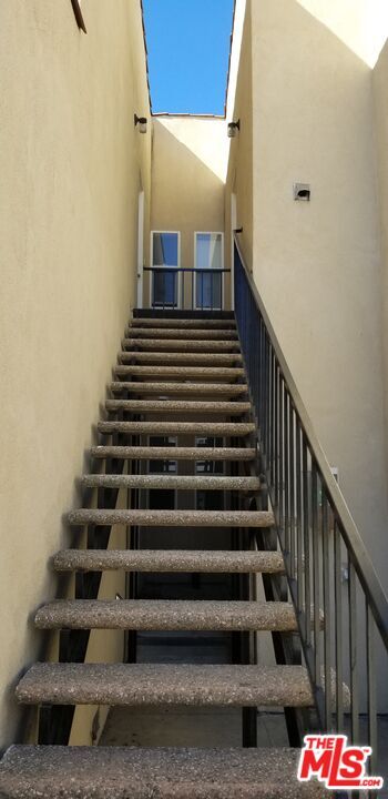 Building Photo - 1816 1/2 S La Brea Ave