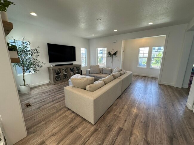 Building Photo - 6442 Bethany Way