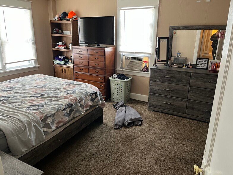 Building Photo - 638 River St