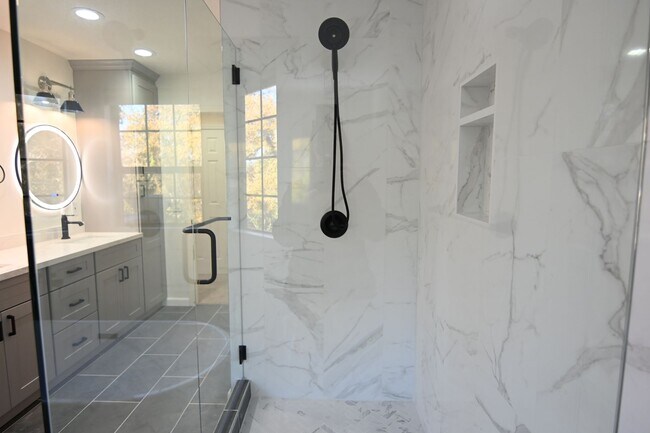 Building Photo - Tranquil / Updated Townhome in Gated in Vi...