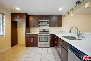 Building Photo - 5760 Owensmouth Ave