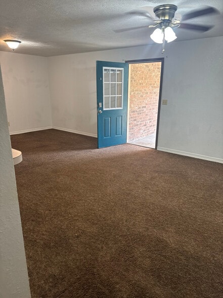 Building Photo - 110 Farm to Market 82