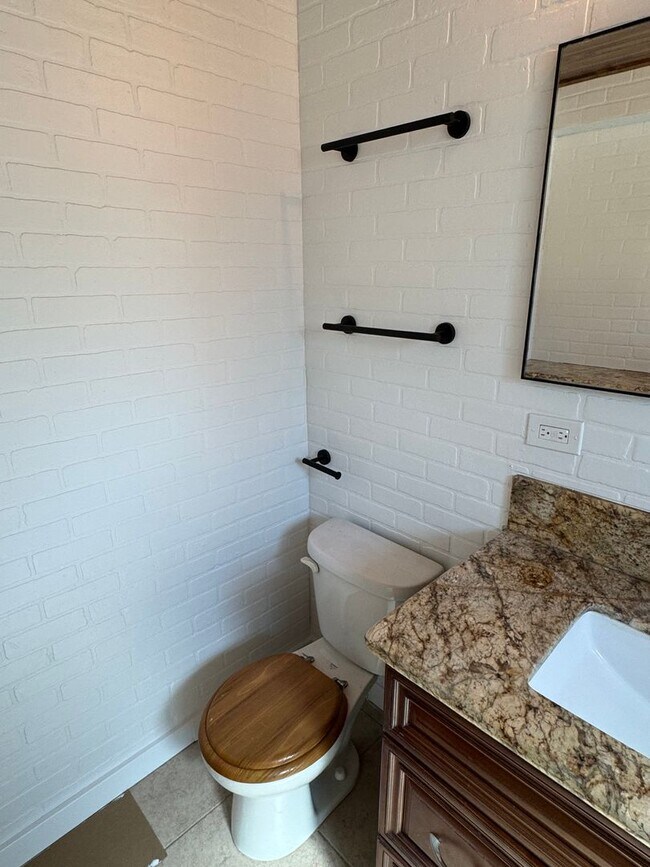 Building Photo - !! MOVE-IN SPECIAL !!  Bright Carson Front House Duplex with Modern Finishes