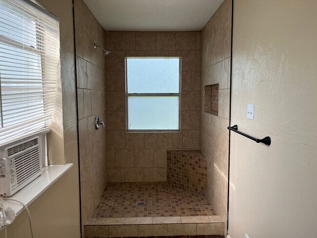 Building Photo - 103 Meadow Way