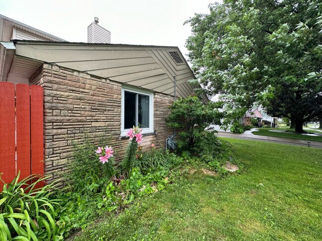 Building Photo - 10029 Harnew Rd E
