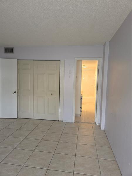 Building Photo - 4158 Inverrary Dr