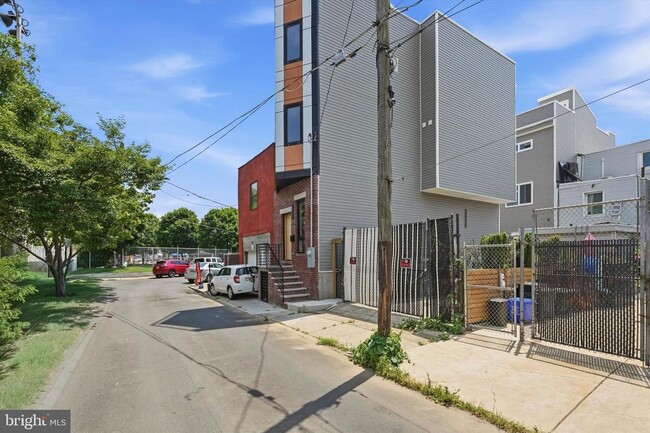 Building Photo - 2440 E Harold St