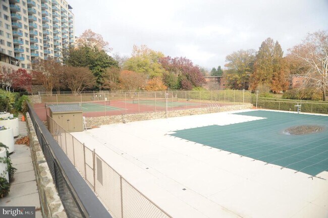 Building Photo - 10401 Grosvenor Pl