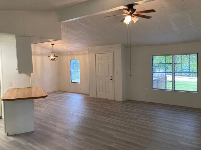 Building Photo - 3 bdrm / 2 bath