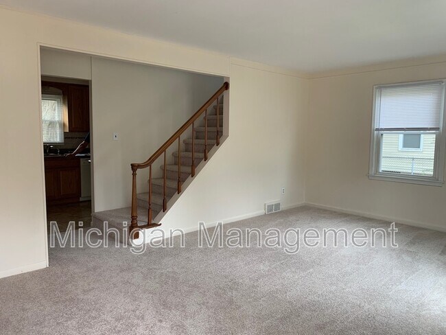 Building Photo - 32469 Rosslyn Ave