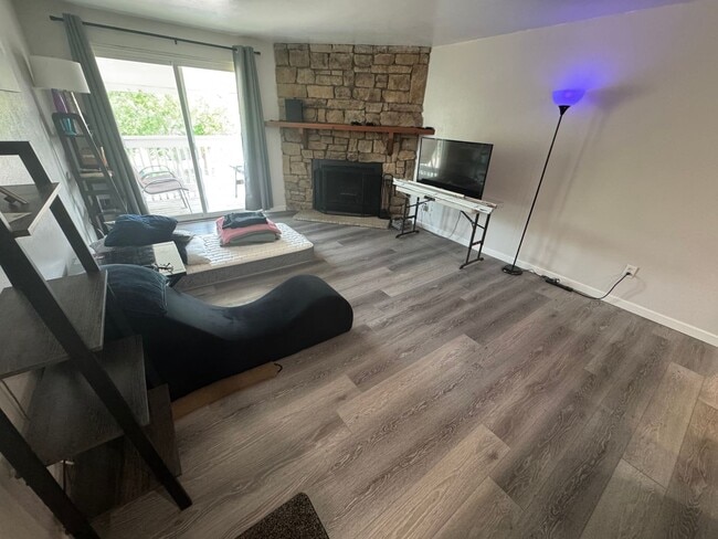 Building Photo - Spacious 2-Bed, 2-Bath Condo in the Heart ...