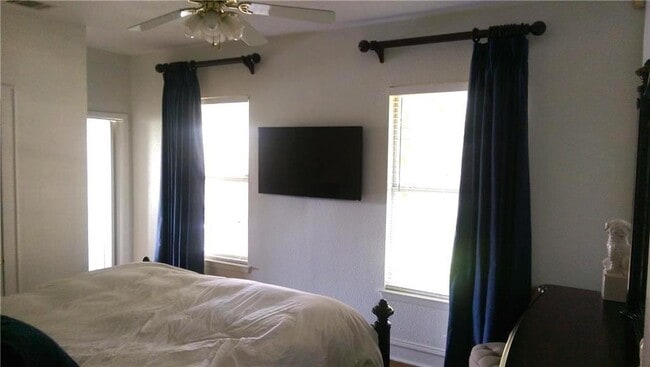 Building Photo - 808 Edgecliff Terrace