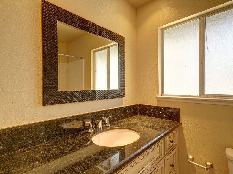 Building Photo - 1750 Prefumo Canyon Rd