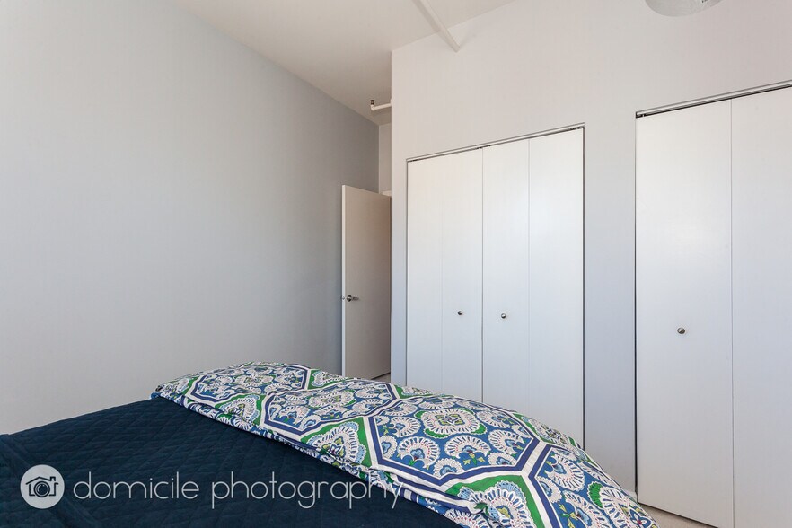 Building Photo - 1735 W Diversey Pky