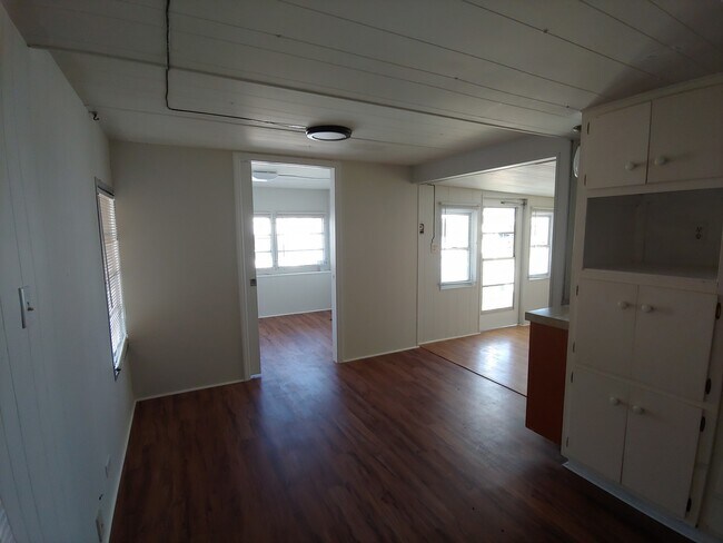Building Photo - 912 49th Ave W
