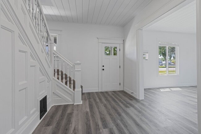 Building Photo - 5 Bed 2 Bath MODERN HERITAGE HOME