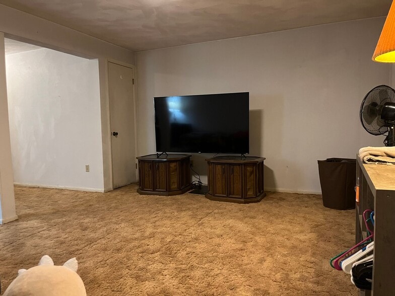 Building Photo - 47 Carol Ct