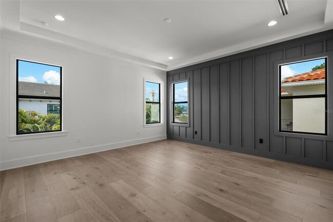 Building Photo - 5024 W Dickens Ave